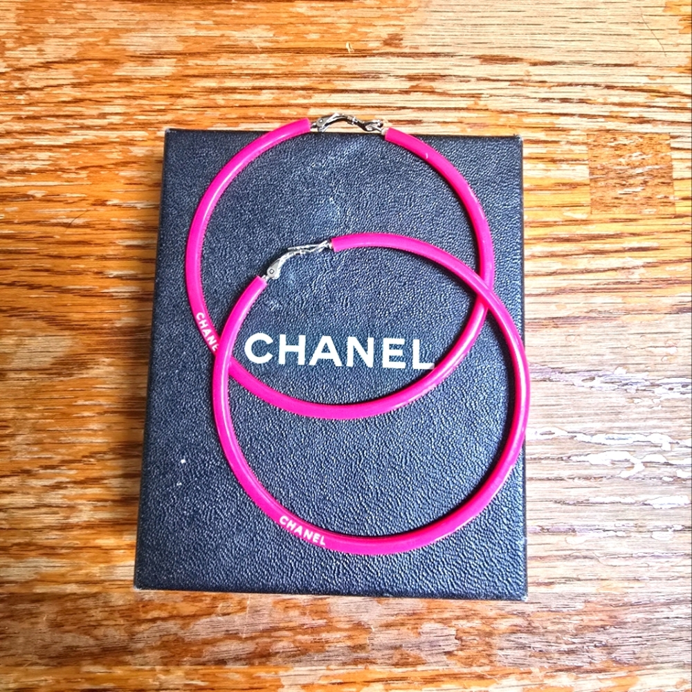 A beautiful pair of CHANEL hoops earrings!